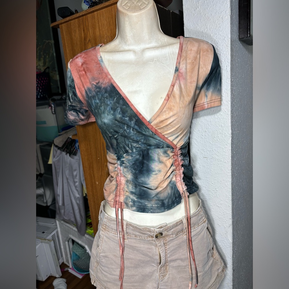 Bae City short sleeve tie-dye crop top V neck size large
